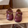 Sapatos infantis de couro estilo francês, novidade primavera e outono 2026 versão coreana, sapatos planos de princesa para meninas, mocassins de sola macia, disponíveis para atacado