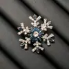 Exquisito Broche Copo de Nieve de Diamante Azul, Elegante y Estilizado Broche para Traje y Vestido, Accesorio de Moda Navideño Europeo y Americano