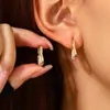 Brincos de Cruz Torcida Personalizados Exquisitos Europeus e Americanos Transfronteiriços com Microincrustação de Zircônia, Brincos de Cobre Elegantes e Versáteis para Mulheres