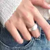 Anel da Moda de Aba Larga com Linha Geométrica Envolvida para Mulheres com Anel Aberto Elegante Criativo Banhado a Prata S925 Anel de Dedo Indicador