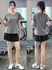 Top de conjunto esportivo feminino de manga curta e corte solto, camiseta fina de verão plus size para yoga e fitness para mulheres plus size, shorts de corrida