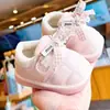 Zapatos para niños pequeños, nuevos modelos de primavera y otoño, zapatos para principiantes para bebés niñas de 1 a 2 años, suela blanda, antideslizantes, zapatos que chirrían