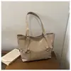 Bolsa Tote Retrô de Nicho Tendência Grande Capacidade Outono 2026 Nova Mão Moda Simples para o Dia a Dia Bolsa de Ombro Único
