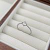 Anillo de diseño simple con micro incrustaciones, versátil, hueco, para mujer, nuevo 2025, moderno, distintivo, abierto, elegante