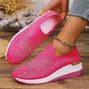 Zapatos casuales deportivos para mujer de comercio exterior europeo y americano, nuevo modelo de verano 2026, tacón de cuña, punta redonda, zapatos slip-on para mujer con pedrería