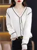 Suéter de Lana con Bloques de Color y Cuello en V Estilo Chanel Otoño 2026 Nuevo Cárdigan de Punto para Mujer Camisa Base Versátil y Elegante