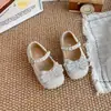 Zapatos de Cristal de Moda para Niñas 2026 Verano Nuevo Estilo Sandalias de Suela Suave Cerradas en la Punta Lazo Dulce de Perlas Zapatos Individuales Versátiles