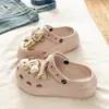 Song Xiaoke 2026 Modelo Nuevo para Aumentar la Altura Suela Gruesa Simples Casuales EVA Puntera Cerrada Zuecos para Mujeres y Parejas para Uso al Aire Libre