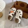 Nuevos Zapatos Primavera/Verano 2026 Cubierta de Dedo de Conejo Sandalias de Dibujos Animados Huecas para Niños Zapatos Pequeños de Cuero Zapatos de Princesa para Niñas