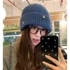 Chapéu de Tricô de Alta Qualidade com Padrão de Estrelas Estilo Coreano para Mulheres, Chapéu de Inverno para Cabeça Grande com Proteção para Orelhas, Chapéu Quente de Lã, Chapéu Gorro à Prova de Frio