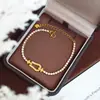 Pulseira de luxo leve em tom de areia e ouro com fecho de ferradura cravejado com zircônia cúbica, um design sofisticado e elegante, pulseira versátil de liga de cobre para mulheres