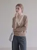 Suéter de punto patchwork de cuello en V moderno, un nuevo estilo otoño/invierno para mujer, con corte ajustado y mangas largas.