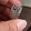 Deseo Venta Caliente Nuevo Anillo de Oro Laminado 18K con Diamantes Completos para Hombres y Mujeres Pareja Europea y Americana Anillo Microincrustado para Hombres y Mujeres Venta al por Mayor