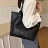 Bolso de mano tejido de nicho transfronterizo para mujer, nuevo diseño de moda 2026, para el trabajo, simple, gran capacidad, bolso de mano, bolso de hombro