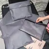 Saco interno de embalagem para roupas não tecido espessado logotipo personalizado saco de embalagem à prova de poeira para roupas saco de proteção ambiental