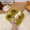 Otoño/Invierno 2026 Nuevas Pantuflas Casuales Cómodas Versátiles de Algodón Zapatos Peludos para Niñas Pequeñas Calzado de Exterior Suaves Esponjosos Suela Suave Pantuflas Cálidas
