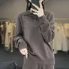 Outono de 2026 Novo Estilo Gola Lapela Botão Vazado em Forma de Diamante Malha Feminina 100% Lã de Caimento Solto Emagrecedora Elegante para o Trabalho