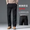 Calça jeans de alta qualidade na cor cinza fumaça, calça masculina de corte reto e modelagem solta, coleção outono/inverno 2026, calça longa casual para homens de meia-idade, com forro de fleece