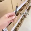 Pincel de Sombra Cabelo de Esquilo Cor Amêndoa Espalhar Incisivo Grande Foice Sombra Nasal Chama Mistura Cangzhou Pincel de Maquiagem Cabelo Animal