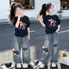 Sudadera Redonda de Dibujos Animados Dulces y Perezosos Estilo Coreano Moda Tendencia Jeans Conjunto de Dos Piezas Nuevo para Primavera y Otoño Niñas