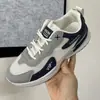 Sapatos populares de verão para homens, novos tênis respiráveis de malha masculinos modernos versáteis de sola grossa, tênis casuais para corrida para homens
