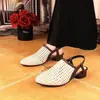 Combinadas con una falda, nuevas sandalias de verano 2026 estilo francés de cuero suave, malla, punta redonda, tejidas, sin espalda, huecas, transpirables para mujeres a la moda