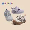 Sapatos de Caminhada para Bebês e Crianças Pequenas Superfície de Couro Sapatos de Bebê para Meninas Sola Macia Antiderrapante Tênis de Bebê para Meninos Sapatos Casuais 1-3 Anos