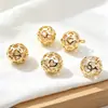Cobre bañado en oro, circonita cúbica que retiene el color, colgante de bola de flor hueca de trébol de cuatro hojas en forma de corazón, accesorio para joyería DIY, pulsera, collar
