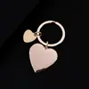 Llavero de acero inoxidable con forma de corazón hueco con grabado láser e impresión a color UV, llavero de metal material en blanco