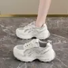 Zapatillas casuales estilo universitario para mujer, adecuadas para todas las estaciones, modernas zapatillas dad de suela gruesa que aumentan la altura, versátiles para ir al trabajo y para uso estudiantil