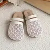 Chinelos Femininos 2026 Verão Novo Estilo Coreano Vazados Bico Fechado Solado Macio Planos Romanos Sandálias de Praia Infantis