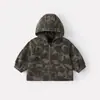 Conjunto de Jaqueta Camuflada Personalizada para Bebês e Crianças Pequenas na Primavera para Meninos, Cardigã com Capuz Estilo Coreano, Camiseta Básica, Calça de Algodão, Conjunto de Três Peças