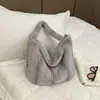Bolsa esponjosa para mujer, nueva tendencia otoño/invierno 2026, bolso de hombro, bolsa de gran capacidad para el día a día, bolso de mano para el antebrazo