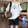 Traje corto de manga corta de moda estilo Hong Kong para hombre, conjunto casual de verano holgado versátil de camiseta y pantalones cortos de seda helada para deportes