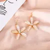 Brincos Olho de Gato Estilo Chanel Elegantes Agulha de Prata Moda Nicho Brincos de Flor Elegantes Design Versátil Brincos Sensação para Mulheres