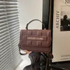 Bolso pequeño cuadrado con relieve de moda, nuevo bolso de hombro minimalista con patrón de diamantes 2026, bolso versátil para el día a día para mujer, estilo transfronterizo