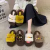 2026 Invierno Nuevo Estilo Hogar Peludos con Perlas Retro Suela Gruesa Pantuflas de Algodón para Interiores para Mujer, Uso en Exteriores, Beige de Moda