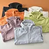 Chaqueta softshell para exteriores, unisex, a prueba de viento, resistente al agua, resistente a los arañazos, duradera, con un forro fino de forro polar para abrigar, adecuada para otoño e invierno, con capucha y elegante