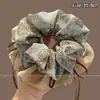 Goma para el pelo con estampado de leopardo marrón para otoño e invierno para mujer, scrunchie elegante y sofisticado para peinados de moño