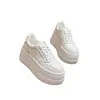 Zapatillas blancas de suela gruesa versátiles de cuero genuino que aumentan la altura, nuevos zapatos casuales de moda otoño e invierno para personas bajitas