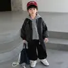 2401 Conjunto de Otoño para Niños 2026 Nuevo Genial Atractivo Estilo Coreano Chaqueta de Cuero Ropa Exterior Conjunto de Tres Piezas Temporada de Primavera y Otoño Moda