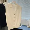 2026 Novo Estilo Coreano Gola V Luxo Leve Fivela de Metal Bordado de Letras Sem Mangas Petite Malha Fina Blusa Camisa