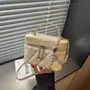 Bolsa feminina transfronteiriça 2026 nova tendência início do outono estilo Chanel acolchoada com corrente transversal para sair, bolsa de mão ombro