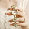 Moda Superventas Nuevo Estilo Nicho Fresco Esfera Redonda Reloj de Pulsera de Cuarzo para Mujer Pulsera de Diseño de Jade de Lujo Ligero