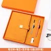Conjunto de notebook A5 e caneta em estoque, ideal para reuniões e eventos corporativos, um presente prático com opções de personalização de logotipo.