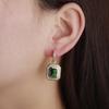 Pendientes elegantes de gemas cuadradas esmeralda de estilo hip hop para mujer, de estilo europeo y americano, con diseño versátil de alta gama.