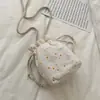 Bolsa Pequeña de Verano 2020 Nuevo Estilo Bolso Cruzado para Estudiantes Mujeres Estilo Ins Bolso Artístico de Lona Bolso Cubo de un Solo Hombro Moderno