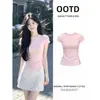 Camiseta rosa de manga corta para mujer con un diseño único y hermoso, que presenta una cintura ceñida, estilo nicho, corte ajustado y un look coreano súper elegante