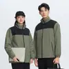 Jaqueta corta-vento forrada com fleece feita sob medida com impressão de logotipo, adequada para uniformes de trabalho, uso outono/inverno, equipes de funcionários corporativos e concessionárias de carros 4S; jaqueta masculina
