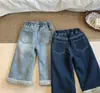 Calça jeans forrada com fleece para meninas 2026 novo estilo de inverno, fofa e estilosa, calça reta grossa de lã de alpaca para bebês usarem ao ar livre